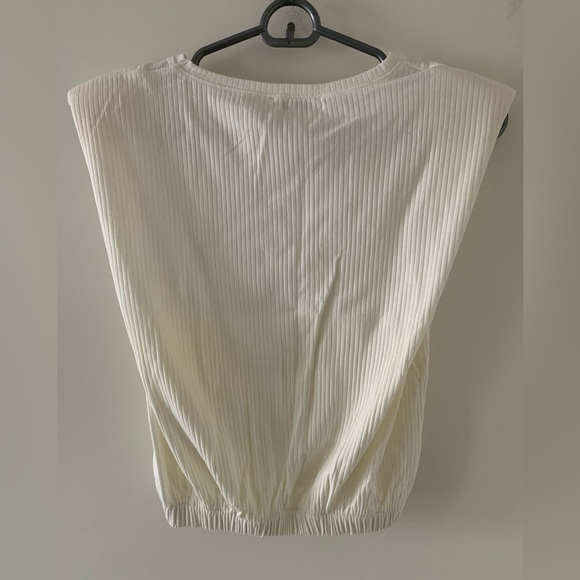 BNWT Top shop ribbed crop top with shoulder pads, and elasticated waist. - Picture 2 of 4
